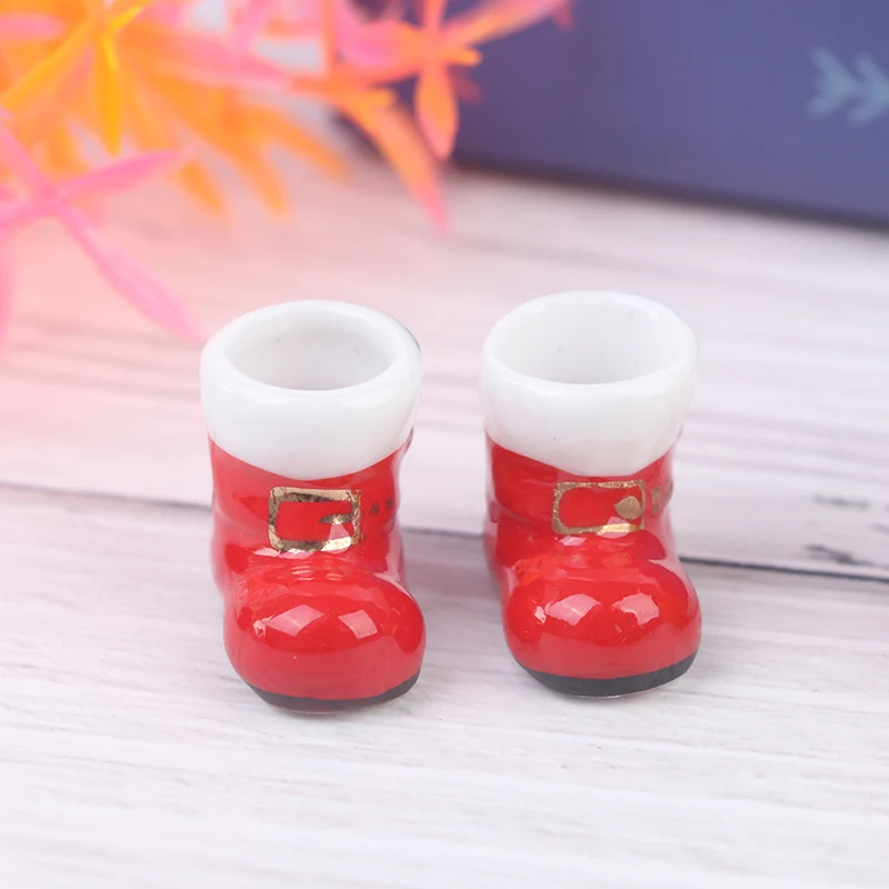 1Pcs Mini Lėlių Porceliano Raudona Kalėdų Kojinės Batai Šluota Miniatiūriniai Lėlių Aksesuarai Vaikams Žaisti Žaislai